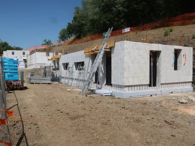 Dobravlje, gradbisce his za mlade.Minister za solidarno prihodnost Simon Maljevac si je ogledal gradbisce stirih his za mlade.