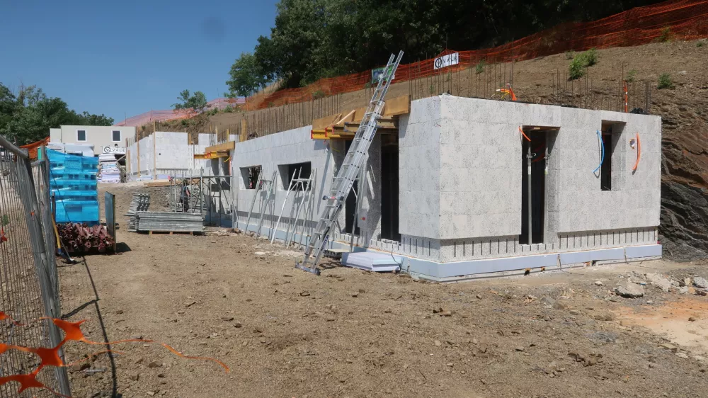 Dobravlje, gradbisce his za mlade.Minister za solidarno prihodnost Simon Maljevac si je ogledal gradbisce stirih his za mlade.