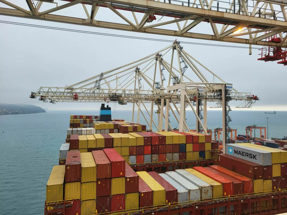 Kontejnerji v pristanišču. 