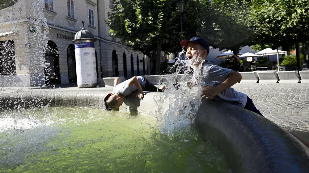- 27.06.2022 – Vremenska slika v Ljubljani - vročinski val - visoke dnevne temperature - //FOTO: Nik Erik Neubauer