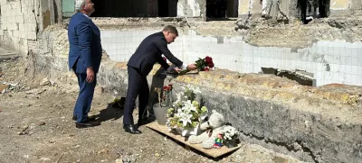 FILED - 30 June 2025, Ukraine, Kiev: German Foreign Minister Johann Wadephul and Ukrainian Foreign Minister Andrij Sybiha lay roses at the site of a residential building destroyed in a rocket attack on June 17, which killed 28 people and injured more than 130. A German embassy employee was among those affected, with her apartment damaged by the blast wave. Photo: Jörg Blank/dpa