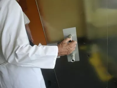 Poleg Fidesa se upirajo tudi zasebniki z zdravniško zbornico