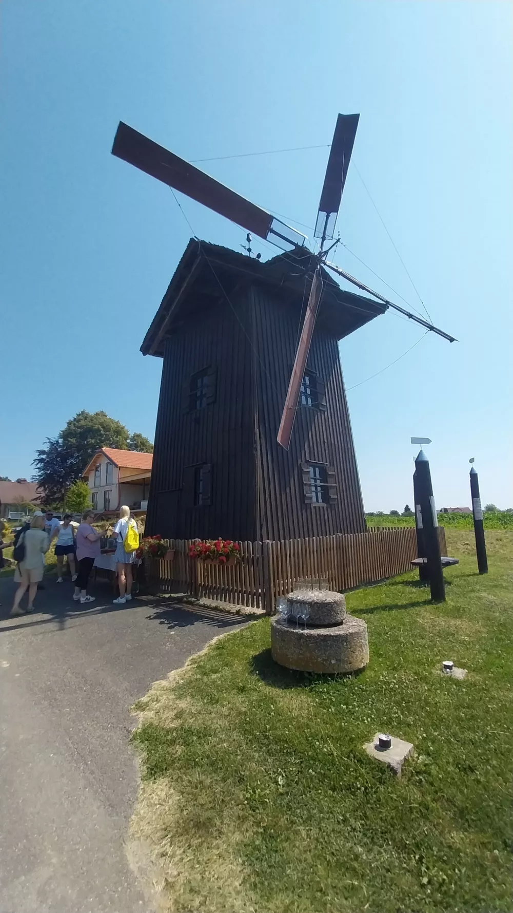 Sveti Jurij ob Ščavnici se pohvali z edinim še delujočim mlinom na veter. Res je tudi da je njegov replika vsaj enkrat večja od originala. F Vesna Levičnik