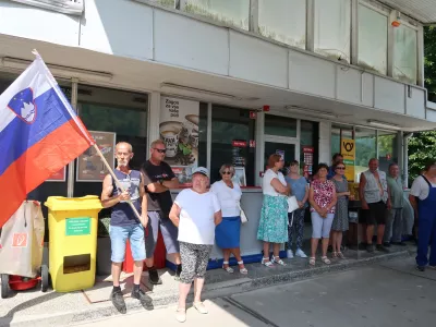 Črni Vrh nad Idrijo, bencinski servis Petrol, protest ob zaprtju / Foto: Nataša Bucik Ozebek
