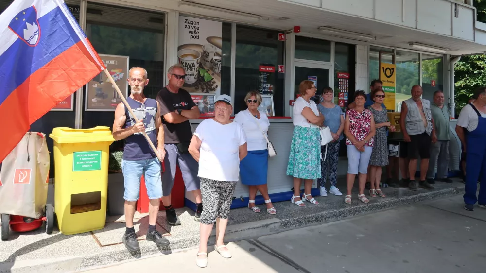 Črni Vrh nad Idrijo, bencinski servis Petrol, protest ob zaprtju / Foto: Nataša Bucik Ozebek