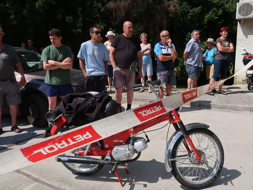 Črni Vrh nad Idrijo, bencinski servis Petrol, protest ob zaprtju / Foto: Nataša Bucik Ozebek
