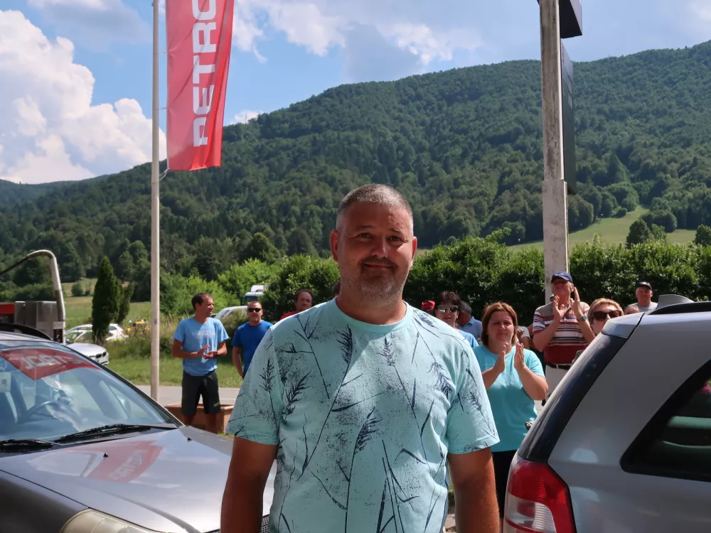 Črni Vrh nad Idrijo, bencinski servis Petrol, protest ob zaprtju, Gregor Rupnik, predsednik KS Črni Vrh nad Idrijo / Foto: Nataša Bucik Ozebek