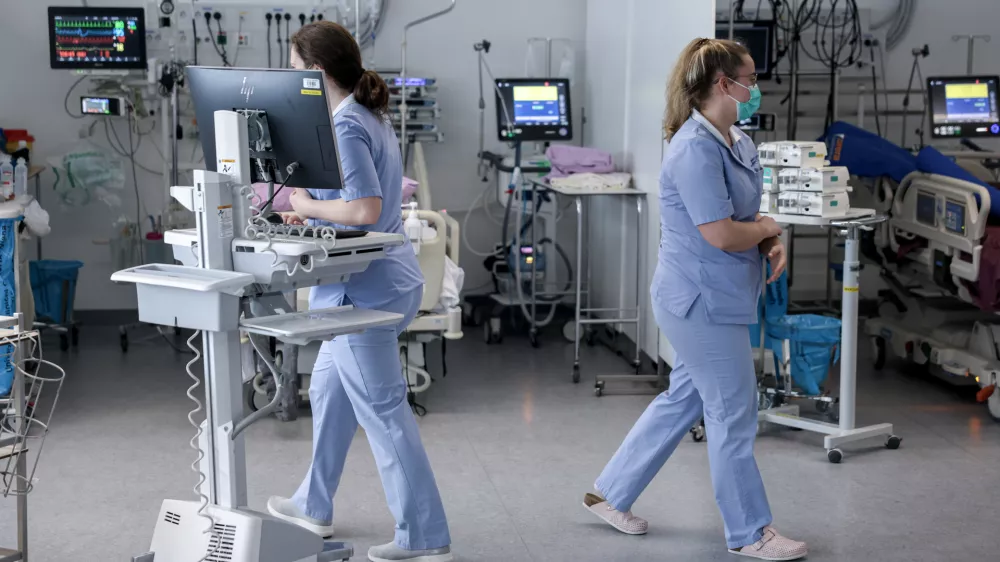 - simbolična fotografija - zdravstvo, zdravnik, medicinska sestra, medicinsko osebje, pacient, bolnica, bolnišnica- 12.03.2025 - ministrica za zdravje Valentina Prevolnik Rupel si je na delovnem obisku v Univerzitetnem kliničnem centru (UKC) ogledala tekoče investicije//FOTO: Jaka Gasar / Foto: Jaka Gasar