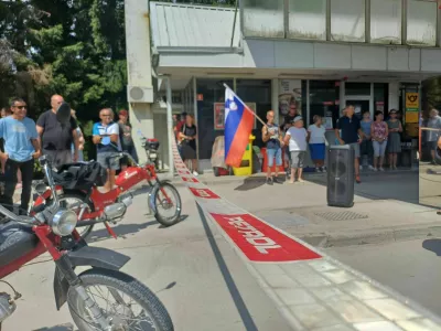 Petrol, zaprtje bencinskega servisa, protest krajanov, Črni vrh nad Idrijo. Foto: Nataša Bucik Ozebek