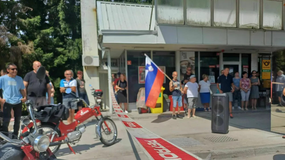 Petrol, zaprtje bencinskega servisa, protest krajanov, Črni vrh nad Idrijo. Foto: Nataša Bucik Ozebek