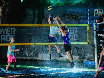 Odbojka na Ljubljanici. Foto: Nik Bertoncelj