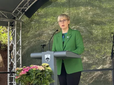 Gornji Suhor pri Vinici.Slovesnost ob dnevu slovensko-britanskega prijateljstva v spomin na 80. obletnico padca bombnika B 24 Liberator VI v Gornjem Suhorju pri Vinici, ki so se je udelezili predsednica republike Natasa Pirc Musar, veleposlanica Zdruzenega kraljestva Velike Britanije in Severne Irske Victoria Harrison, generalmajor Simon Edwards in zupan Obcine Crnomelj Andrej Kavsek.