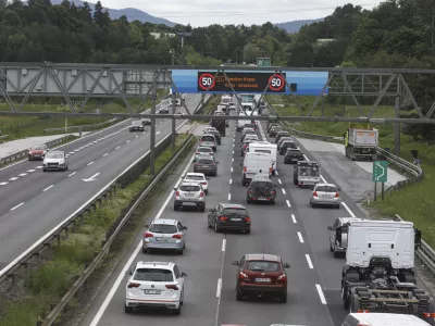 - 18.05.2023 – Ljubljanska obvoznica – prometni zastoj zaradi praznika Jezusov vnebohod v nekaterih državah //FOTO: Luka Cjuha