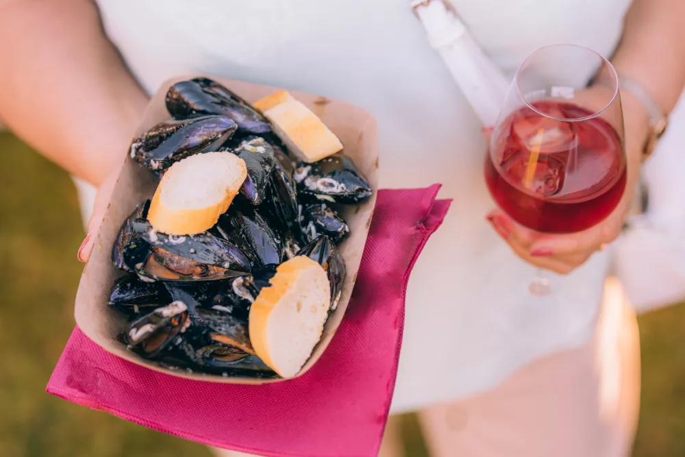 Vasica, ki je nastala na pobudo Zavoda za mladino, kulturo in turizem Koper, bo odprta vsak večer vse do konca poletja, od nedelje do četrtka med 18. in 23. uro, ob petkih in sobotah pa vse do polnoči.