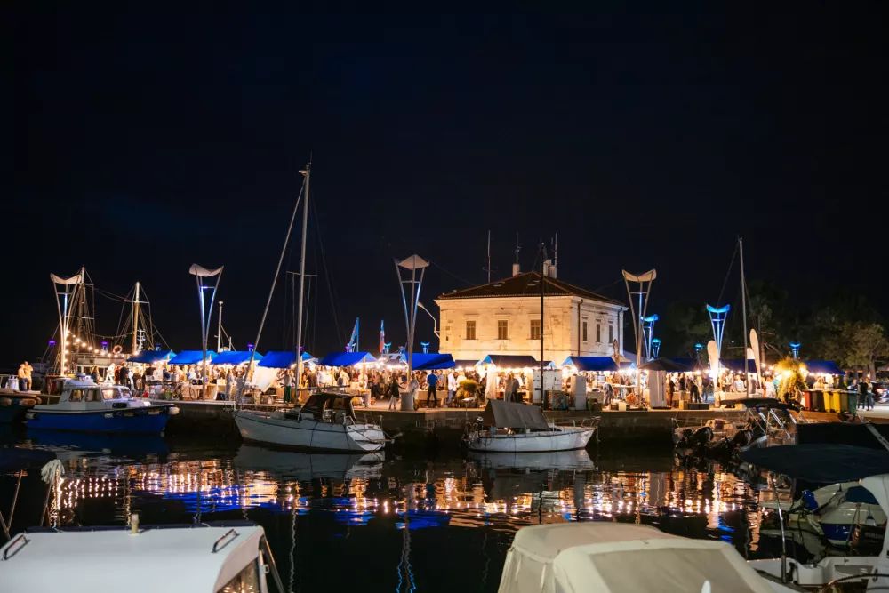 Vasica, ki je nastala na pobudo Zavoda za mladino, kulturo in turizem Koper, bo odprta vsak večer vse do konca poletja, od nedelje do četrtka med 18. in 23. uro, ob petkih in sobotah pa vse do polnoči.