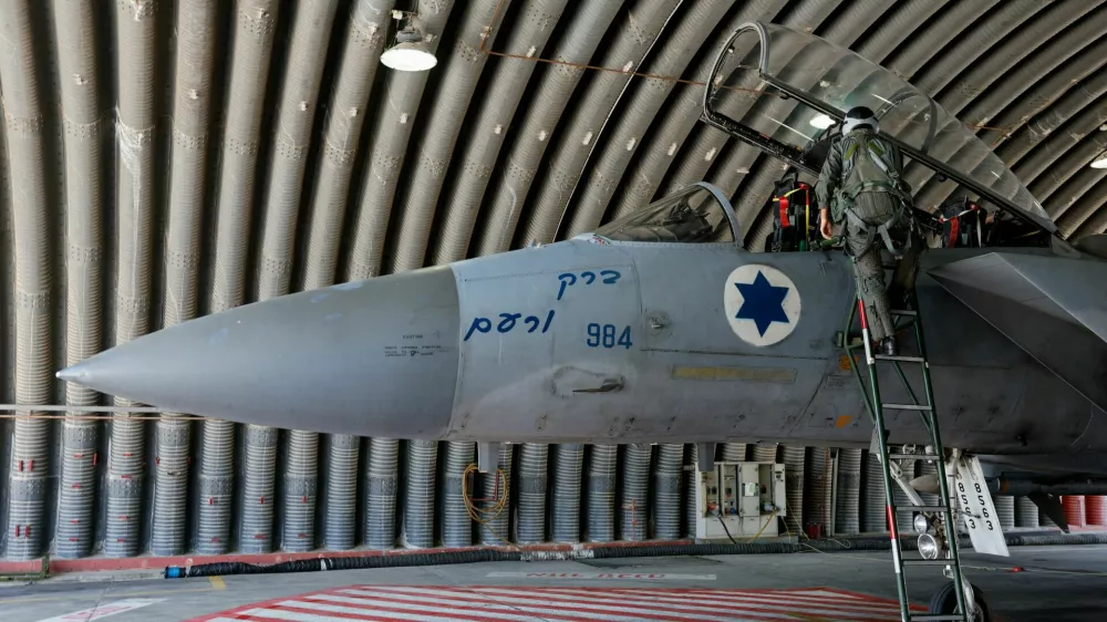 An Israeli fighter pilot climbs a ladder to get in an F-15, at Tel Nof Airbase, Israel July 3, 2025. REUTERS/Amir Cohen   TPX IMAGES OF THE DAY / Foto: Amir Cohen