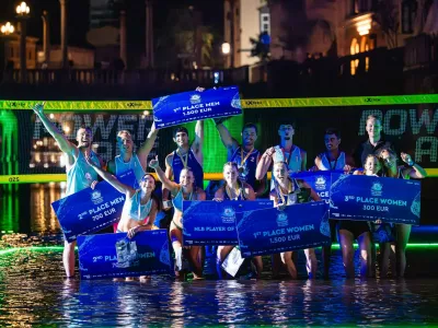 Glavno zgodbo Odbojke na vodi (Volleyball on Water) so spet spisali športniki, ki so se v turnirju na izpadanje pomerili na atraktivnem osvetljenem odru, ki lebdi v Ljubljanici.  Foto: Nik Bertoncelj