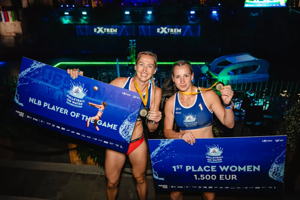 V ponovitvi lanskega ženskega finala, je doslej na vodi nepremagano Nino Lovšin in sestrično Tajdo porazila polska dvojica Jagla-Vlk (na sliki).  Foto: Nik Bertoncelj