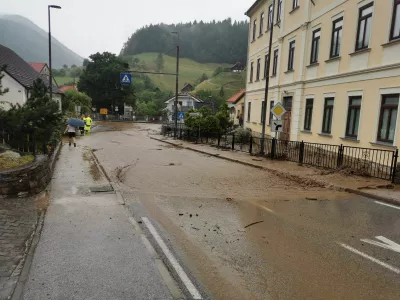 Vitanje.Obcino Vitanje je prizadelo mocno neurje, ki je povzrocilo obsezno skodo. Obilne padavine so sprozile zemeljske plazove, ki so odnesli dele cest. Dostop do domov nekaterih obcanov ostaja onemogocen. Poplavilo je tudi novozgrajeni sportni park, prostore novega vrtca in solsko kuhinjo.Foto: Obcina Vitanje