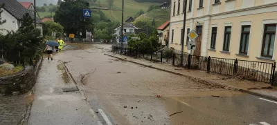 Vitanje.Obcino Vitanje je prizadelo mocno neurje, ki je povzrocilo obsezno skodo. Obilne padavine so sprozile zemeljske plazove, ki so odnesli dele cest. Dostop do domov nekaterih obcanov ostaja onemogocen. Poplavilo je tudi novozgrajeni sportni park, prostore novega vrtca in solsko kuhinjo.Foto: Obcina Vitanje