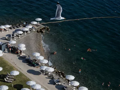 - kopanje, sončenje, UV žarki, dopust, počitnice, motje.- 11.07.2024. - Plaža pod Grand Hotelom Bernardin v Portorožu.//FOTO: Bojan Velikonja