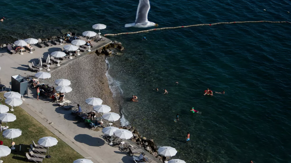 - kopanje, sončenje, UV žarki, dopust, počitnice, motje.- 11.07.2024. - Plaža pod Grand Hotelom Bernardin v Portorožu.//FOTO: Bojan Velikonja