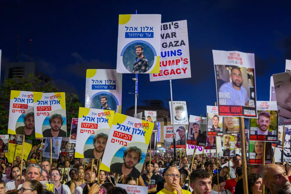 05 July 2025, Israel, Tel AvivDemonstrators hold pictures of Gaza Israeli hostages during a demonstration in favour of the release of all hostages held by the Palestinian militant group Hamas in the Gaza Strip., ahead of Israeli Prime Minister Netanyahua's upcoming meeting with US President Trump. PhotoIsrael Hadari/ZUMA Press Wire/dpa
