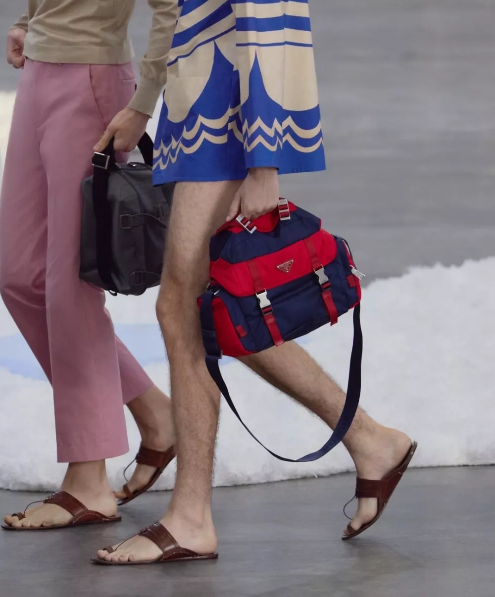 Sporni Pradini moški sandali, ki jih je modna hiša predstavila na letošnjem milanskem tednu mode, so zgolj poimenovali usnjeni sandali. Foto: IG/prada