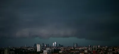 A shelf cloud looms over the skyline during a severe storm in Milan, Italy, July 6, 2025. REUTERS/Daniele Mascolo