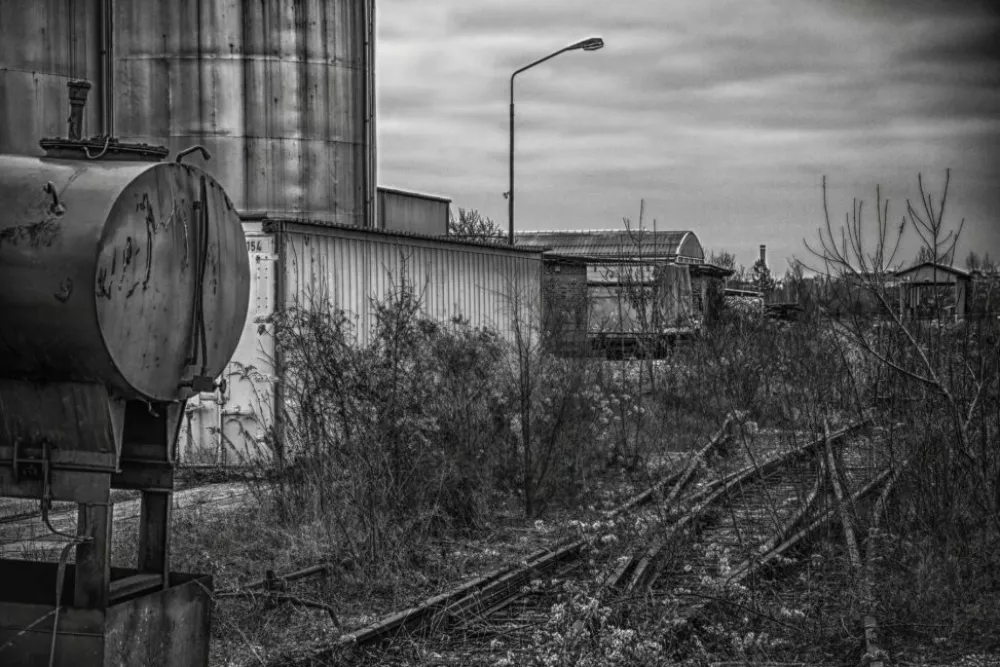 O prahu, času, odhajanjih in vrnitvah