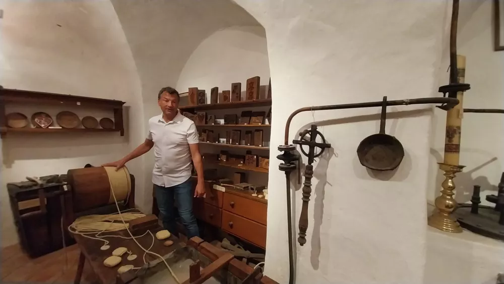 Od delujoče črne kuhinje do Plečnikovih sveč