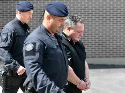 Župnik na poti na zaslišanje na tožilstvo zaradi suma spolnega napada na mladoletnika. 