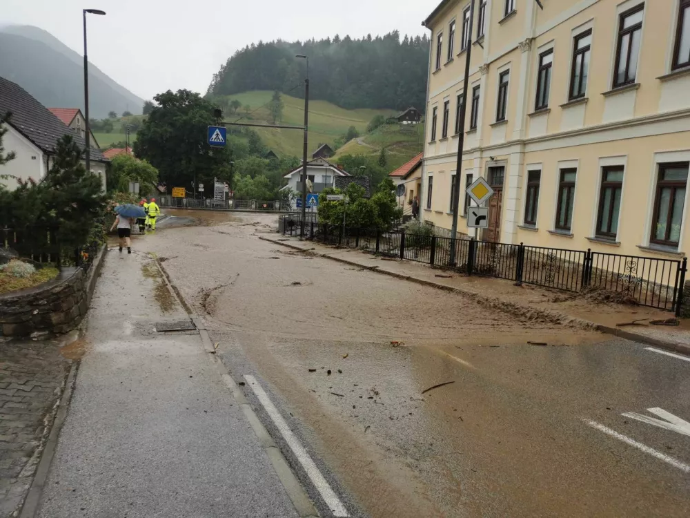 Vitanje.Obcino Vitanje je prizadelo mocno neurje, ki je povzrocilo obsezno skodo. Obilne padavine so sprozile zemeljske plazove, ki so odnesli dele cest. Dostop do domov nekaterih obcanov ostaja onemogocen. Poplavilo je tudi novozgrajeni sportni park, prostore novega vrtca in solsko kuhinjo.Foto: Obcina Vitanje