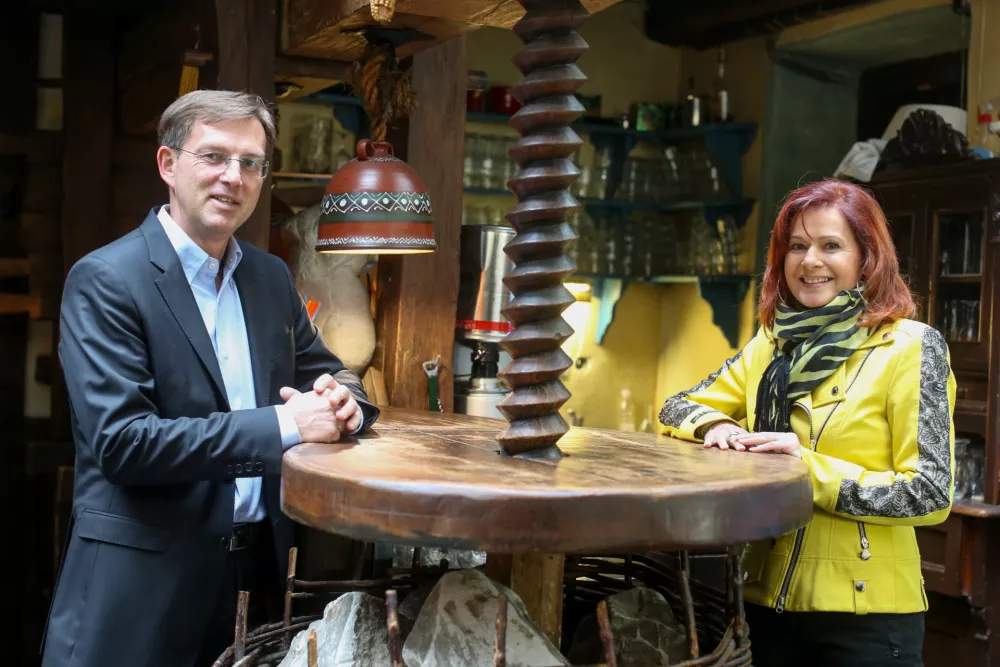 ﻿predsednik vlade Miro CerarSimona Vodopivec- 12.05.2016 - ambasador dobre volje je v gostilni Sokol gostil premierja Mira Cerarja -  //FOTO: Bojan Velikonja