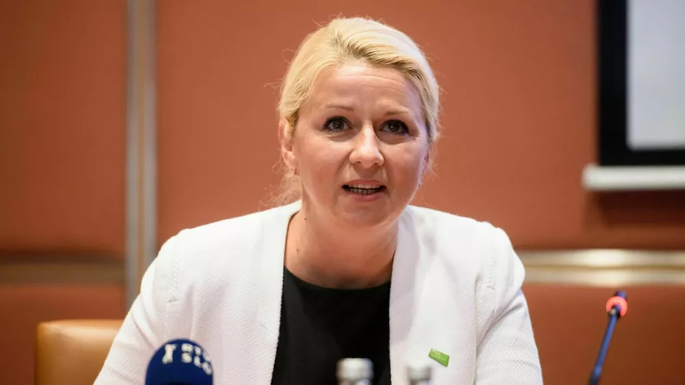 Ljubljana, GZS.Podpis nove kolektivne pogodbe za dejavnost gostinstva in turizma s Sindikatom delavcev gostinstva in turizma Slovenije.Direktorica Turisticno gostinske zbornice Slovenije Klavdija Perger.