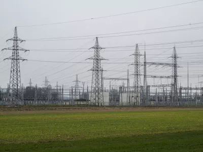 elektrika - simbolična fotografijaelektrično omrežjeomrženinaporaba elektrikedaljnovodelektrična napeljavaELES11.02.2025 Električno omrežje, okolica BeričevaFOTO: Nik Erik Neubauer