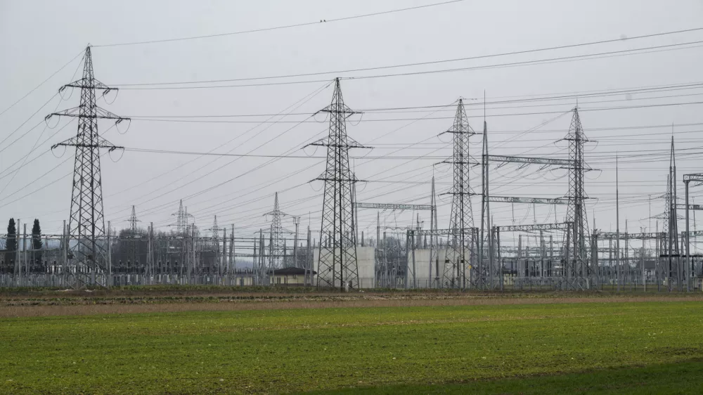 elektrika - simbolična fotografijaelektrično omrežjeomrženinaporaba elektrikedaljnovodelektrična napeljavaELES11.02.2025 Električno omrežje, okolica BeričevaFOTO: Nik Erik Neubauer