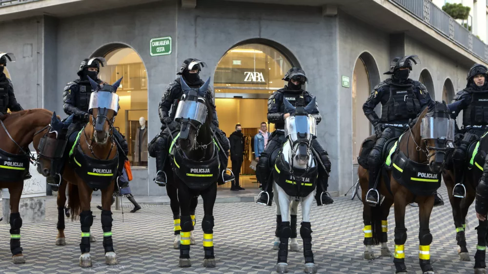 ﻿- policijska konjenica - - 13.10.2021 - protest nasprotnikov uvajanja covid ukrepov PCT (preboleli, cepljeni, testirani) v organizaciji stranke Resni.ca - protestniki zahtevali da se covid ukrepi spremenijo v priporočila in da se razpišejo predčasne volitve - Epidemija koronavirus COVID-19, - protestni shod Antivaxerjev - //FOTO: Luka Cjuha.
