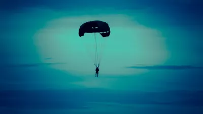 Skok s padalom ponoči je zelo nevarno, zato so mnogi prepričani, da zločinec ni preživel. Slika je seveda simbolična. / Foto: Istock