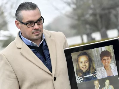 David Van De Steen je bil kot devetletni deček ob napadu tolpe ranjen. Nosi sliko žrtev enega od pokolov. / Foto: Profimedia