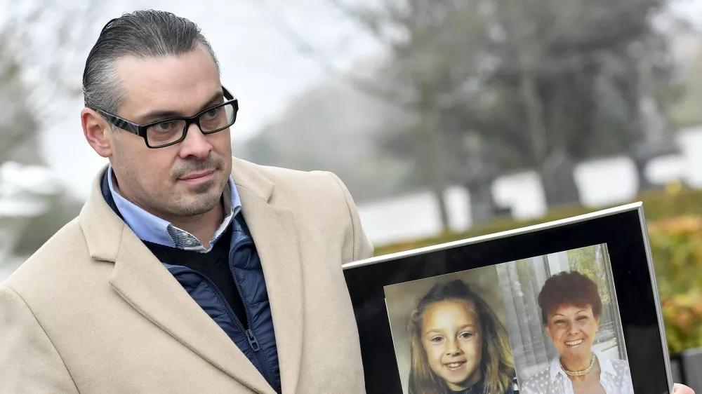 David Van De Steen je bil kot devetletni deček ob napadu tolpe ranjen. Nosi sliko žrtev enega od pokolov. / Foto: Profimedia