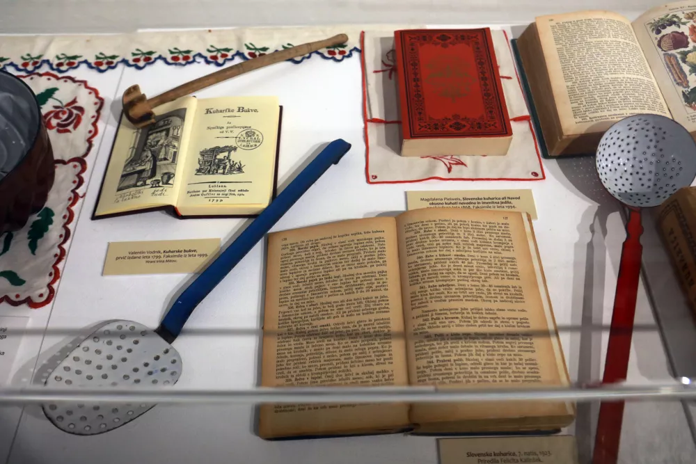 Poklon Feliciti Kalin&scaron;ek, skromni sestri in pionirki gospodinjskega izobraževanja