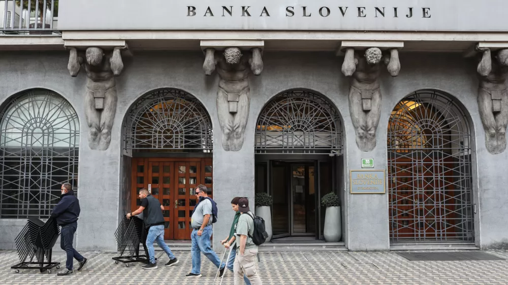 Veliko denarja v bankah, a brez vezave