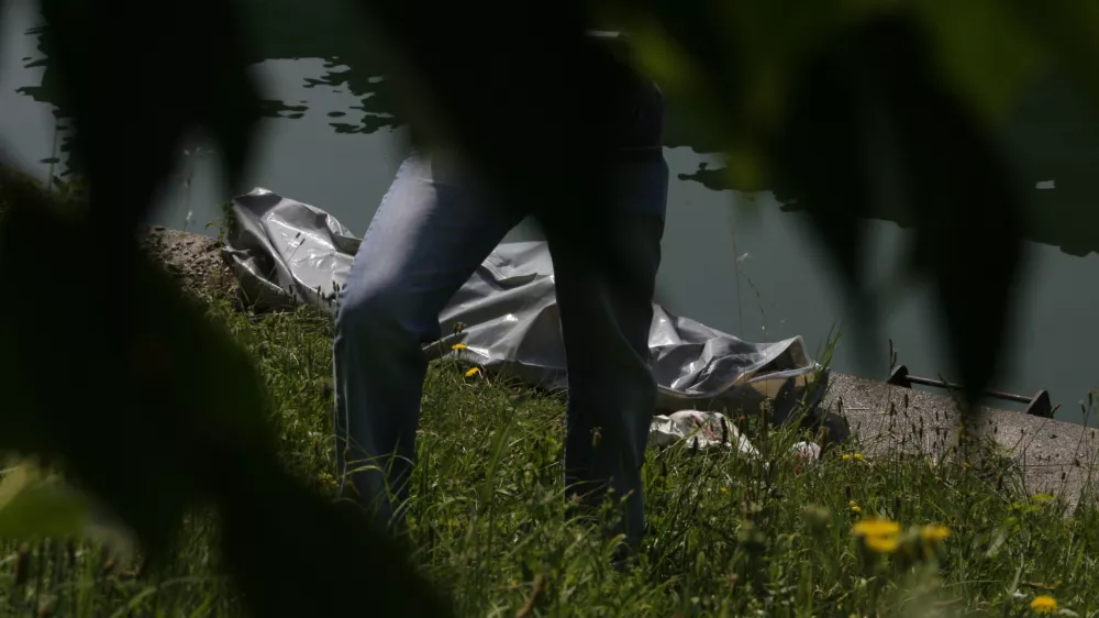 Ljubljanica - utopitev v Ljubljanici - truplo - utopljenec //FOTO: Bojan VelikonjaOPOMBA: ZA OBJAVO V ČASOPISU DNEVNIK