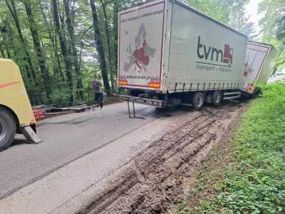 nesreča tovornjak zapeljal s ceste