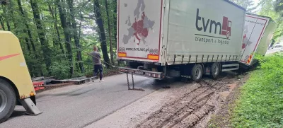 nesreča tovornjak zapeljal s ceste