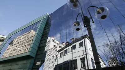 ﻿- 13.01.2015 - zaprta Modna hiša na Nazorjevi ulici - Energetska izkaznica - energetska unčinkovist - nepremičnine - varčna stavba -  arhitektura - odsev SKB banka, ogledalo, steklena hiša - fasada//FOTO: Tomaž Skale