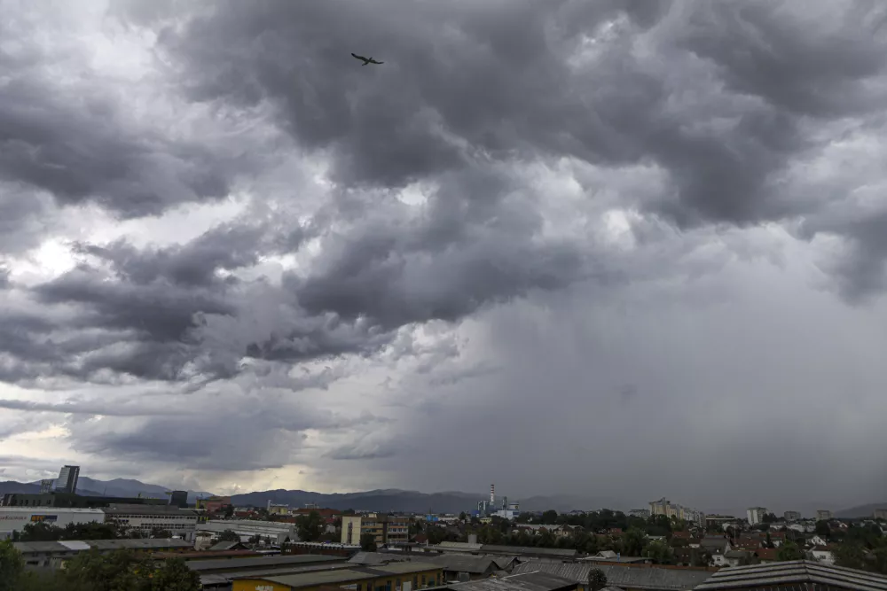- 08.06.2023 - nevihtni oblaki nad Ljubljano, nevihta, dež, oranžni alarm. močnejši naliv, neurje //FOTO: Luka Cjuha