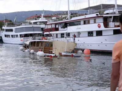 08.07.2025., Split - Jadrolinijev trajekt "Petar Hektorovic", koji plovi na liniji Split - Hvar, zbog jakog nevremena izgubio je kontrolu i udario u gat Sv. Duje. U tom sudaru prignjecio je nekoliko drvenih turistickih brodova koji su bili privezani uz gat, a jedan od njih je i potonuo. Photo: Ivo Cagalj/PIXSELL
