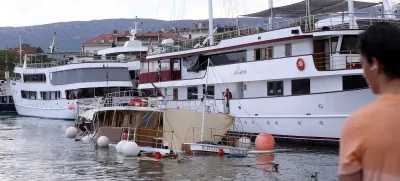 08.07.2025., Split - Jadrolinijev trajekt "Petar Hektorovic", koji plovi na liniji Split - Hvar, zbog jakog nevremena izgubio je kontrolu i udario u gat Sv. Duje. U tom sudaru prignjecio je nekoliko drvenih turistickih brodova koji su bili privezani uz gat, a jedan od njih je i potonuo. Photo: Ivo Cagalj/PIXSELL